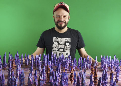 Rafael Vidal y su bosque con 200 pinos de papel
